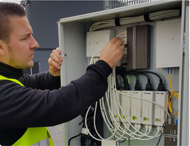 Protekta-tekniker ger service och underhåll genom att ansluta kablage i nätverksskåp.
